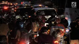 Keramaian arus mudik pesepeda motor memadati Jalur Kalimalang, Bekasi, Jawa Barat, Rabu (13/6) pagi. Data sementara tercatat hingga pagi ini sekitar 40 ribuan kendaraan roda dua melintas jalur Kalimalang arah Pantura. (Merdeka.com/Iqbal S. Nugroho)