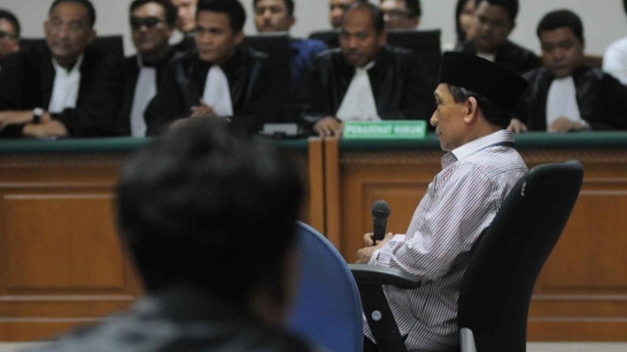 Sidang vonis ditunda, Fuad Amin tersenyum lepas