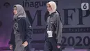 Model membawakan koleksi busana pada gelaran Muslim Modest Fashion Project (MOFP) di Jakarta, Sabtu (21/11/2020). MOFP merupakan kompetisi yang diikuti desainer binaan Direktorat Jenderal Industri Kecil, Menengah dan Aneka Kementerian Perindustrian. (Liputan6.com/Pool/Agus)