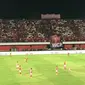 Semeton Dewata memasang spanduk Widodo C Putro pada laga Bali United versus Persija, Minggu (2/12/2018) di Stadion I Wayan Dipta, Gianyar. (Bola.com/Benediktus Gerendo)