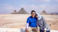 Sandiaga Uno dan sang istri Nur Asia saat jalan-jalan ke The Great Pyramid of Giza, Kairo, Mesir. (dok. Instagram @sandiuno/https://www.instagram.com/p/CH0EJBeh_JJ/)
