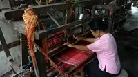 Seroang  ibu sedang menenun lurik dengan menggunakan oklak di Pedan, Klaten.(Liputan6.com/Fajar Abrori)