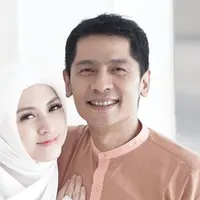 Menjelang 5 Tahun Pernikahan, Ini 6 Potret Mesra Donita dan Adi Nugroho (sumber: Instagram.com/donitabhubiy)
