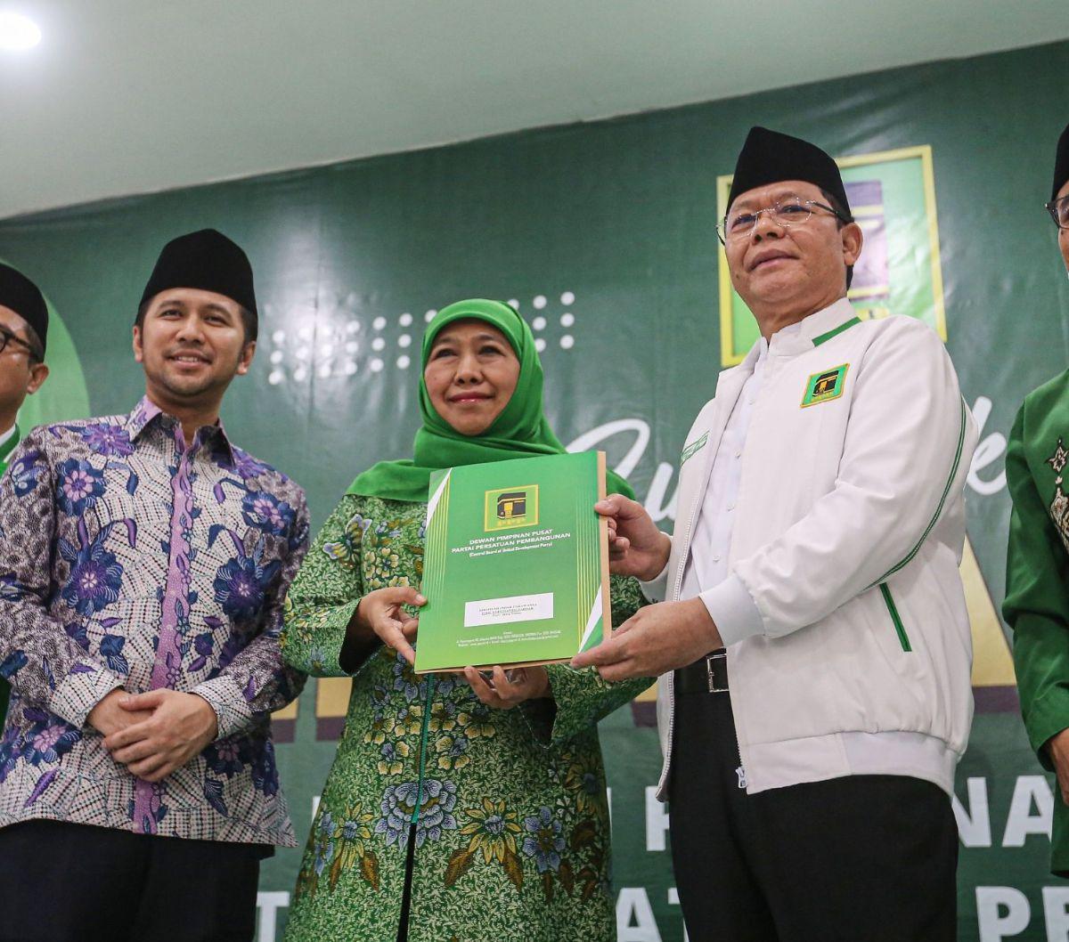 Plt Ketua Umum Partai Persatuan Pembangunan (PPP) Muhamad Mardiono memberikan suratt rekomendasi kepada pasangan Khofifah Indar Parawansa-Emil Dardak di DPP PPP oleh, Jakarta, Jumat (12/7/2024).  PPP resmi memberikan dukungan kepada pasangan Khofifah-Emil