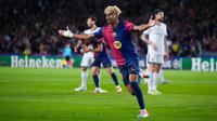 Pemain Barcelona, Lamine Yamal, melakukan selebrasi setelah mencetak gol ke gawang Inter Milan dalam duel leg pertama semifinal Liga Champions di Estadi Olimpic Lluis Companys, Kamis (1/5/2025) dini hari WIB. (AP Photo/Emilio Morenatti)