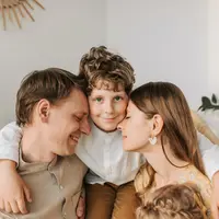 Penting bagi orang tua untuk mendidik anak menjadi kuat mental (foto: Pexels/Vlada Karpovich)