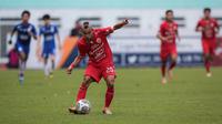 Pemain Persija Jakarta, Riko Simanjutak berusaha memberikan umpan kepada rekannya saat laga lanjutan BRI Liga 1 2022/2023 antara Persija Jakarta melawan PSIS Semarang di Stadion Wibawa Mukti, Cikarang, Kamis (16/03/2023). (Bola.com/Bagaskara Lazuardi)