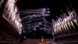 Kembang api meledak saat Upacara Penutupan Commonwealth Games 20220di Alexander Stadium di Birmingham, Inggris, Senin (8/8/2022). Bendera Olimpiade diturunkan dan diserahkan kepada Victoria, Australia yang menjadi tuan rumah CWG edisi berikutnya pada tahun 2026. (Tim Goode/PA via AP)