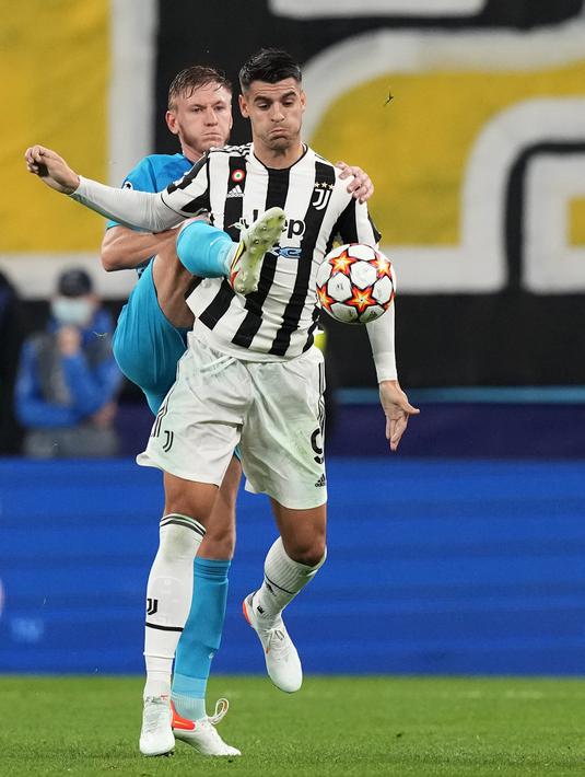 Penyerang Juventus, Alvaro Morata mengontrol bola dari kawalan pemain Zenit St. Petersburg, Dmitriy Chistyakov pada pertandingan Grup H Liga Champions di Gazprom Arena di St.Petersburg, Rusia, Kamis (21/10/2021). Juventus menang atas Zenit St. Petersburg 1-0. (AP Photo/Dmitry Lovetsky)