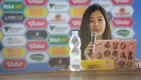 Direktur Bisnis PSIM Yogyakarta, Liana Tasno memberikan pernyataan saat konferensi pers sponsor PSIM Yogyakarta 2022 di Wisma PSIM Yogyakarta, Sabtu (13/08/2022). (Bola.com/Bagaskara Lazuardi)