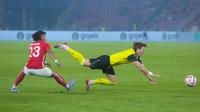 Pemain Liga Indonesia All Star, Hansamu Yama, berusaha menghentikan laju pemain Oxford United, Ole Romeny, dalam laga pembuka turnamen Piala Presiden 2025 di Stadion Utama Gelora Bung Karno (SUGBK), Minggu (6/7/2025) malam. (Bola.com/M Iqbal Ichsan)