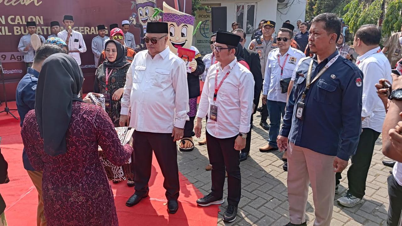 Pasangan Independen Zulkarnain-Lerru Mendaftar ke KPU Kabupaten Tangerang, Diantar Ratusan Anggota Ormas