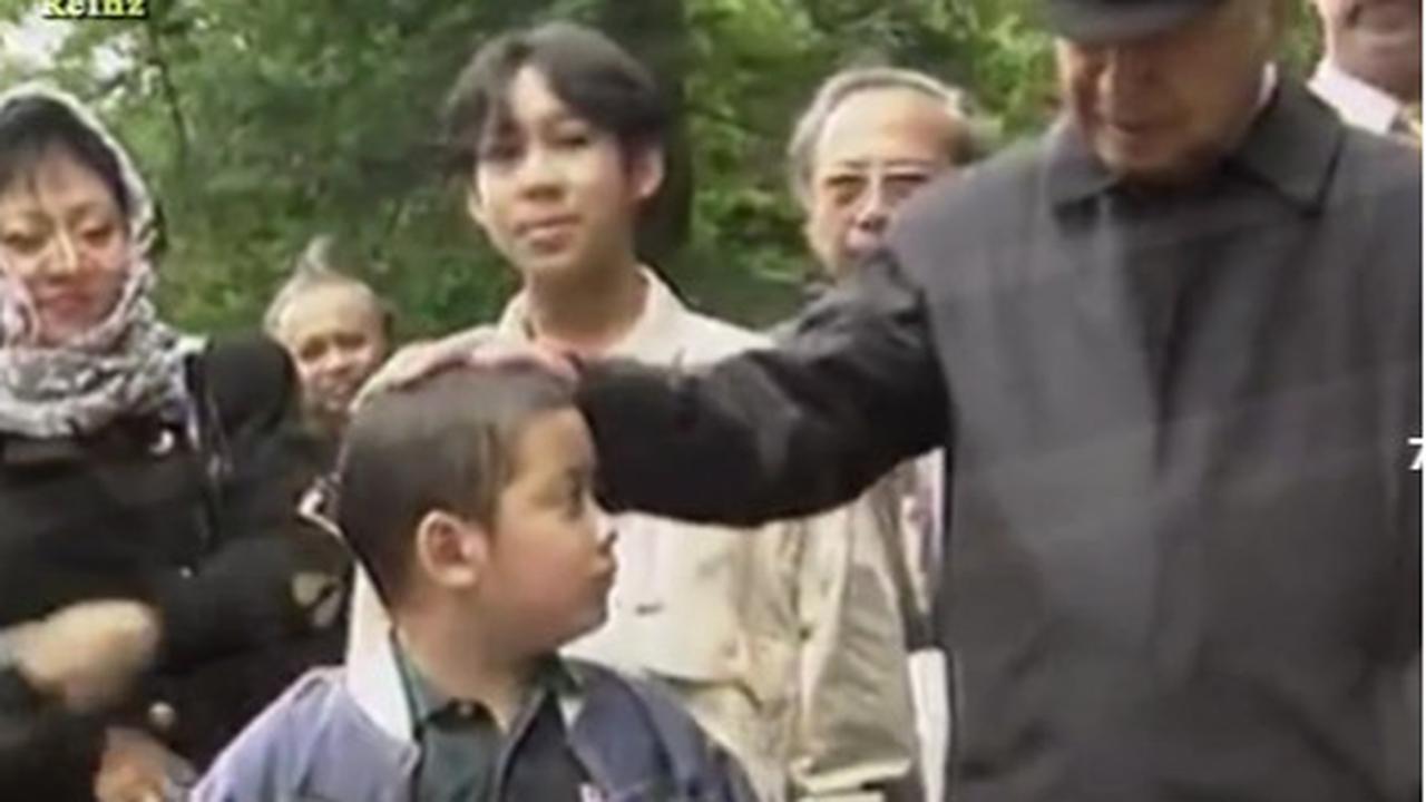 Menariknya, sosok Soeharto saat tiba di Jerman kala itu nampak selalu berada di sisi yang tak jauh dari kedua cucu.
