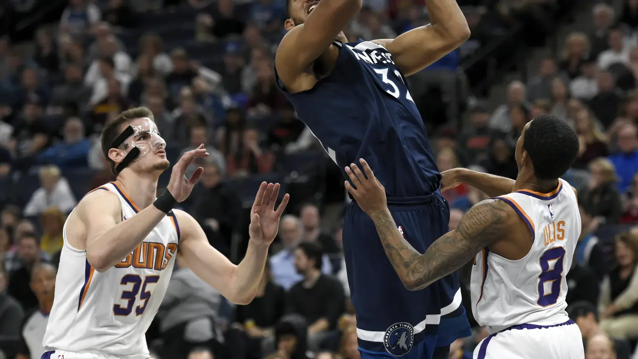 Aksi Karl Anthony Towns memasukkan bola ke keranjang Suns (AP)