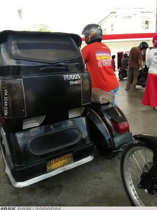 6 Tulisan Nyeleneh di Becak Ini Bikin Penumpang Geleng Kepala