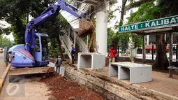 Pekerja menurunkan u ditch saat mengerjakan proyek pembangunan trotoar Jalan Raya Kalibata, Jakarta, Rabu (2/11). Pembangunan penataan trotoar di kawasan Jalan Raya Kalibata, Jakarta Selatan baru mencapai 15 persen. (Liputan6.com/Helmi Fithriansyah)