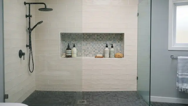 Pilih Penyimpanan Dinding Sesuai Ukuran Kamar Mandi dengan Ceruk Dinding