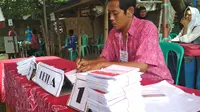 KPU Kabupaten Cirebon menyatakan surat suara di 6 TPS Desa Danamulya Kecamatan Plumbon Kabupaten Cirebon tidak. Foto (Liputan6.com / Panji Prayitno)