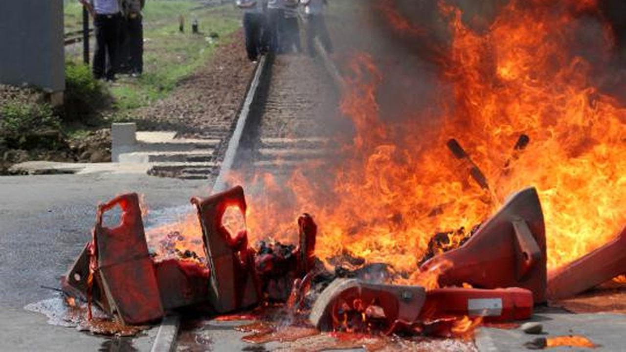 Jalur kereta api diblokir!