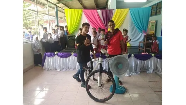 Tak sekedar rindu keluarga, ia juga melakukan aksi sosial dengan menyumbang sebuah sepeda dan kipas angin ke sekolahnya dulu.