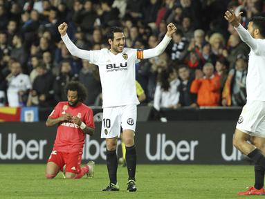 Para pemain Valencia merayakan kemenangan atas Real Madrid pada laga La Liga 2019 di Stadion Mestalla, Rabu (3/4). Valencia menang 2-1 atas Real Madrid. (AP/Alberto Saiz)