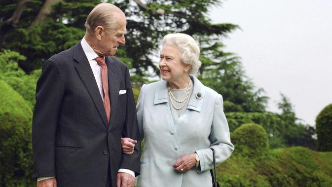 Dalam foto file 18 November 2017 ini memperlihatkan Ratu Inggris Elizabeth II dan Duke of Edinburgh Pangeran Philip, berpose untuk foto di Broadlands yang menandai ulang tahun pernikahan berlian mereka.  (Fiona Hanson/PA via AP)