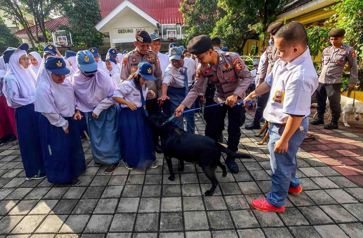 FOTO: Semangat Murid SLB Belajar Bersama Anjing K-9 Mabes Polri