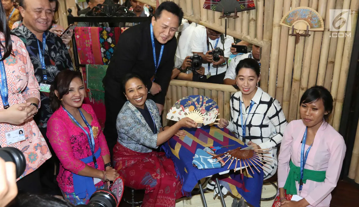 Menteri BUMN Rini Soemarno dan Kepala Bekraf Triawan Munaf mengunjungi stand milik perusahaan BUMN selama IMF-WB 2018, Bali, Selasa (9/10). Sekitar 150 UMKM dari 64 kab/kota diseluruh Indonesia ambil bagian di acara tersebut. (Liputan6.com/Angga Yuniar)