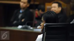 Terdakwa kasus dugaan pembunuhan Wayan Mirna Salihin, Jessica Kumala Wongso menyimak pembacaan nota replik JPU pada sidang lanjutan di PN Jakarta Pusat, Senin (17/10). Sidang beragendakan pembacaan nota replik JPU. (Liputan6.com/Helmi Fithriansyah)