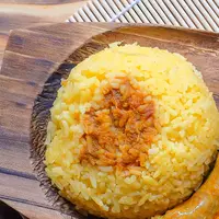 Ilustrasi nasi minyak dan lauk pauk./Copyright shutterstock.com