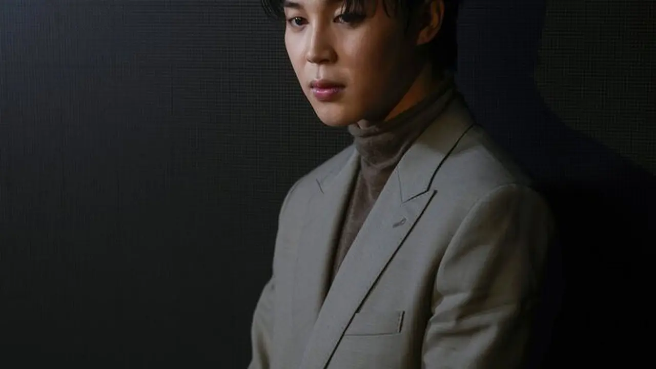 Jimin BTS menghadiri fashion show Dior di Paris, 20 Januari 2023