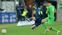 Bek Timnas Indonesia, Kevin Diks (kanan), tak mampu menghindarkan Borussia Monchengladbach dari kekalahan 1-5 kontra Hoffenheim pada laga pekan ke-17 Bundesliga di PreZero Arena, Kamis (15/01/2025) dini hari WIB. (Uwe Anspach/dpa via AP)
