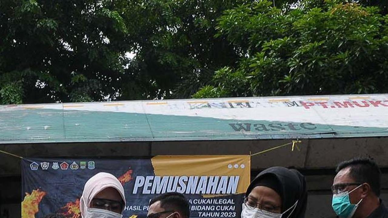FOTO: Bea Cukai Bekasi Musnahkan Rokok dan Miras Ilegal, Nilainya Tembus Rp 8,14 Miliar