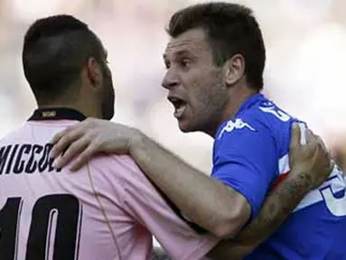 Adu argumen antara dua bomber, striker Palermo Fabrizio Miccoli (kiri) dan striker Sampdoria Antonio Cassano (kanan) dalam lanjutan Serie A yang digelar di Renzo Barbera Stadium, 9 Mei 2010. Skor 1-1. AFP PHOTO / Marcello PATERNOSTRO 