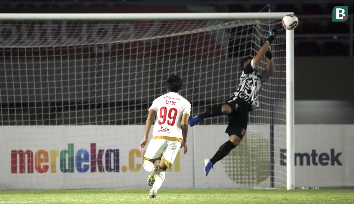 Angka itu lebih baik dari kiper Persija, Andritany Ardhiyasa, yang hanya melakukan sekali penyelamatan. Sebelumnya, kedua tim juga bermain dengan skor kacamata 0-0 pada leg pertama. (Foto: Bola.com/Ikhwan Yanuar)
