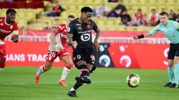 Penyerang Lille, Jonathan David masih berumur 21 tahun. Saat melawan Monaco, David mencetak brace bagi klubnya. Namun sayang kemenangan yang didepan mata harus kandas. Sampai saat ini Jonathan David telah 14 kali bermain dengan torehan gol sebanya 10. (AFP/Valery Hache)