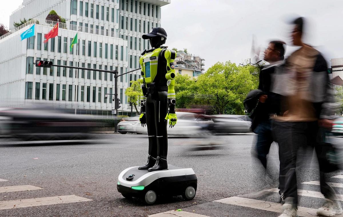 FOTO: China Kerahkan Robot Humanoid Canggih untuk Atur Lalu Lintas