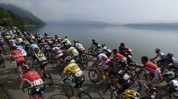 Para pebalap sepeda peserta lomba kriterium Dauphine ke 67 melintasi keindahan Danau Bourget, Prancis. (AFP/Eric Feferberg)
