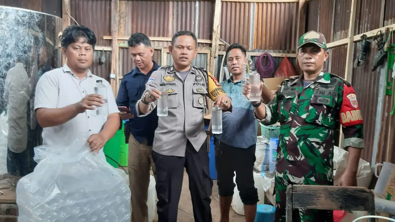 Polisi gerebek pabrik miras milik WNA Cina di Maros (Liputan6.com/Fauzan)