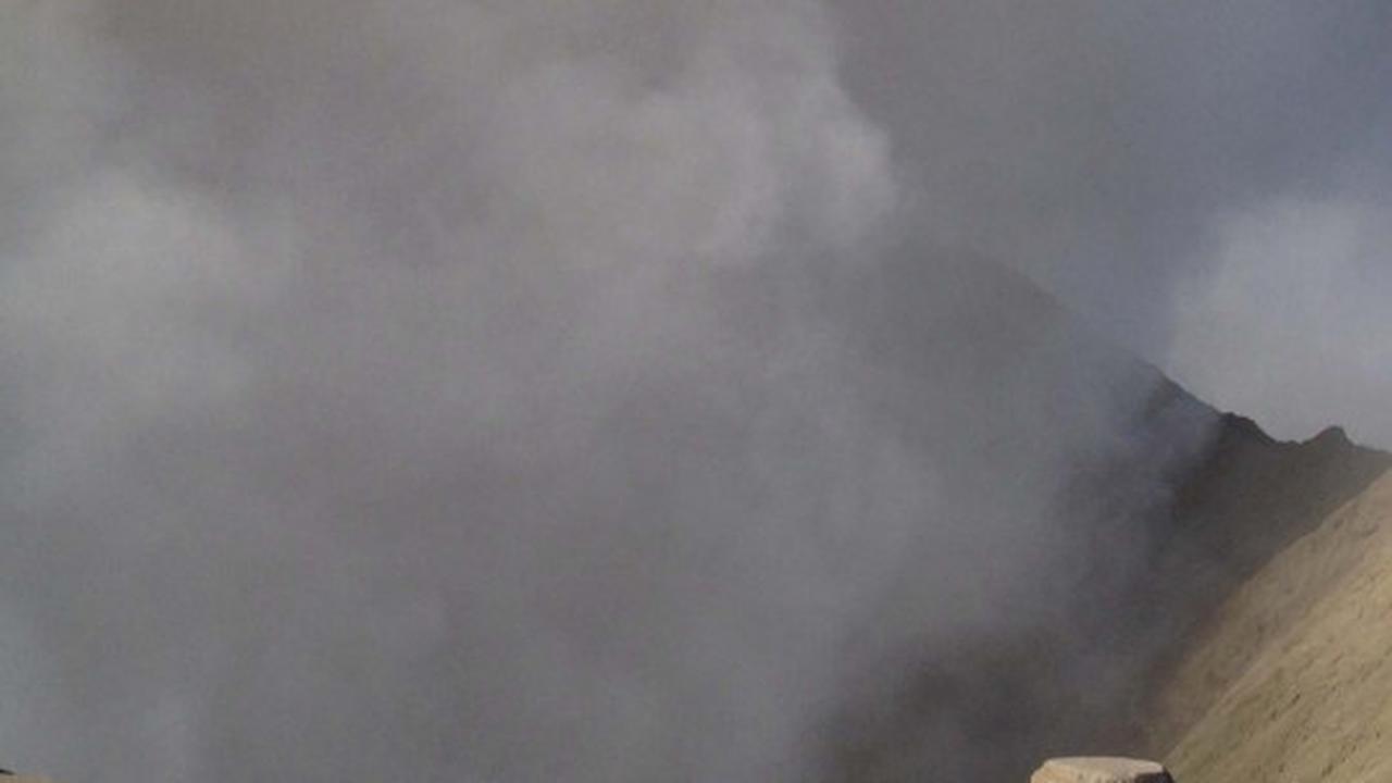 Gunung Bromo terus semburkan asap vulkanik