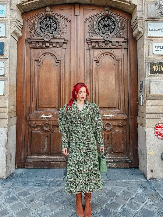 Gaya Parisian chic dari Tasya Farasya dengan gaun hijau. [Foto: Instagram/tasyafarasya]