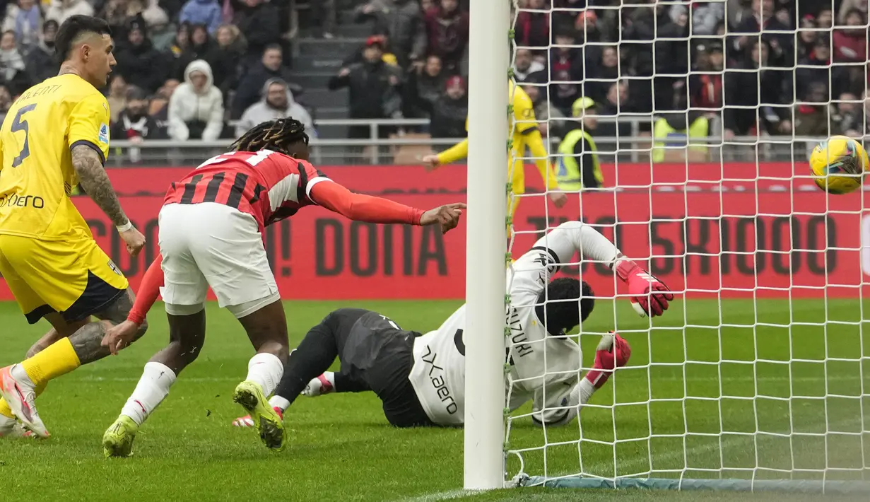 Pemain AC Milan, Samuel Chukwueze (kedua kiri) mencetak gol kemenangan timnya ke gawang Parma dalam laga lanjutan Liga Italia 2024/2025 di San Siro, Milan, Italia, Senin (27/01/2025) dini hari WIB. (AP Photo/Luca Bruno)