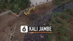 Alat berat milik Pemkab Bekasi mulai membersihkan sampah di Kali Jambe Bekasi, Sebelumnya warga telah membakar sebagian sampah karena Pemkab belum juga membersikan sampah di Kali Jambe.