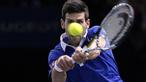Petenis Serbia Novak Djokovic mengembalikan bola ke arah Petenis Brazil Thomaz Bellucci pada ronde kedua tenis ATP World Tour Masters 1000 indoor tenis tournament di Paris, Selasa (3/11/2015). (AFP PHOTO / Miguel Medina)