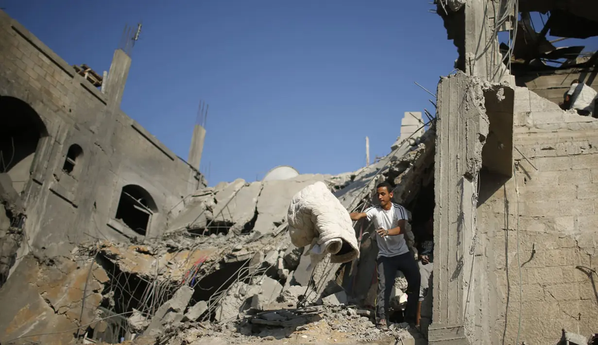 Menurut pejabat setempat, dua masjid dan tiga rumah yang ada di kota Gaza hancur terkena rudal militer Israel pada Sabtu, (9/8/2014). (REUTERS/Mohammed Salem)