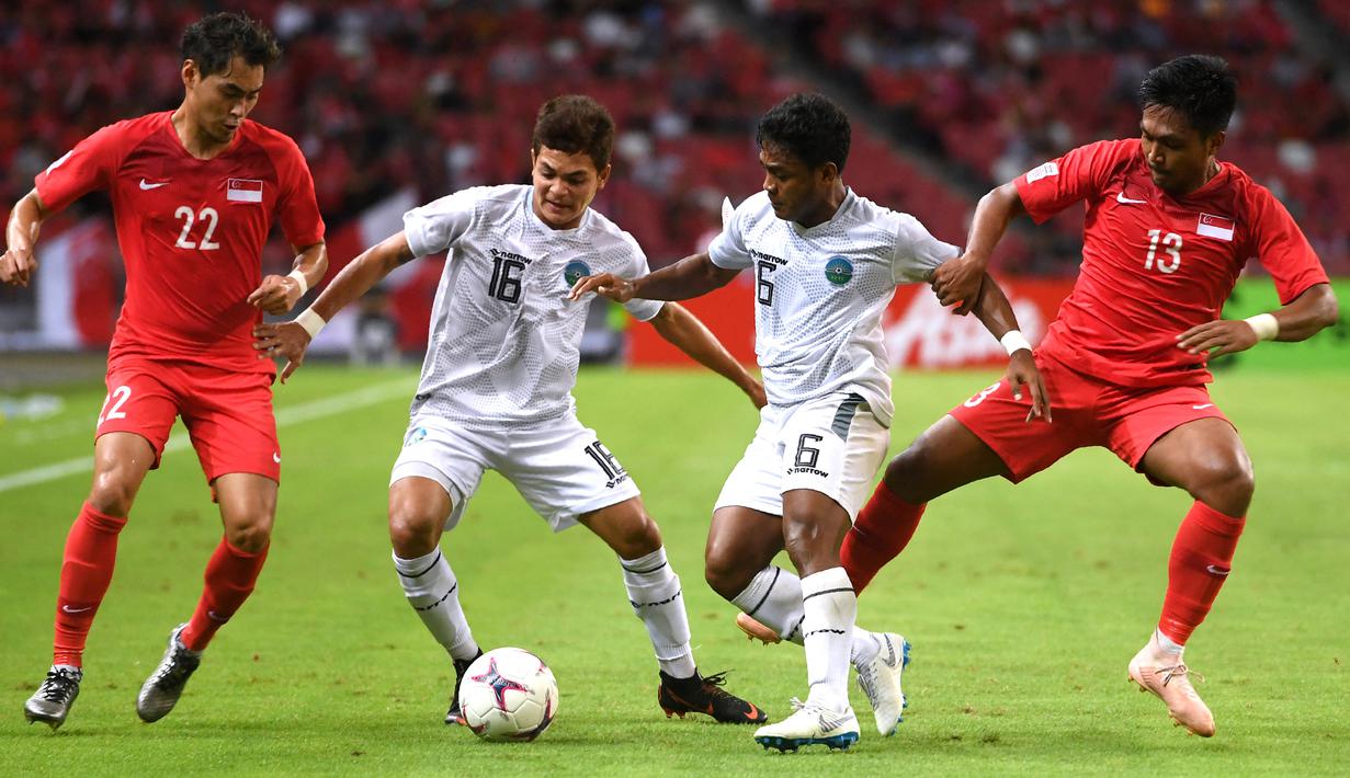 Prestasi Timor Leste tidak terlalu bagus di Piala AFF 2020, namun nama Paulo Gali (dua kiri) mencuri perhatian. Pelatih Timor Leste, Fabio Magrao mengklaim Paulo Gali akan menjadi salah satu pemain terbaik di Asia dalam beberapa tahun ke depan. (AFP/Roslan Rahman)