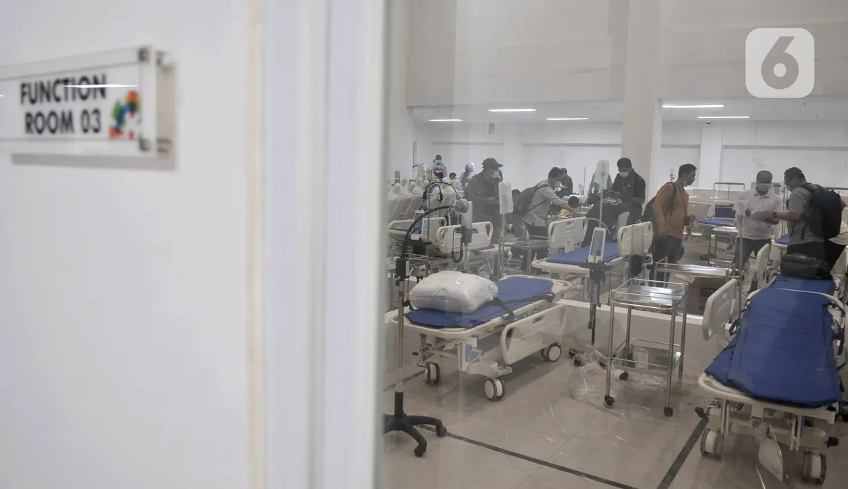 Petugas menyiapkan perlengkapan ruang isolasi Rumah Sakit Darurat Penanganan COVID-19 di Wisma Atlet, Kemayoran, Jakarta, Minggu (22/3/2019). RS Darurat Penanganan COVID-19 dilengkapi dengan ruang isolasi, laboratorium, radiologi, dan ICU. (merdeka.com/Iqbal S. Nugroho)