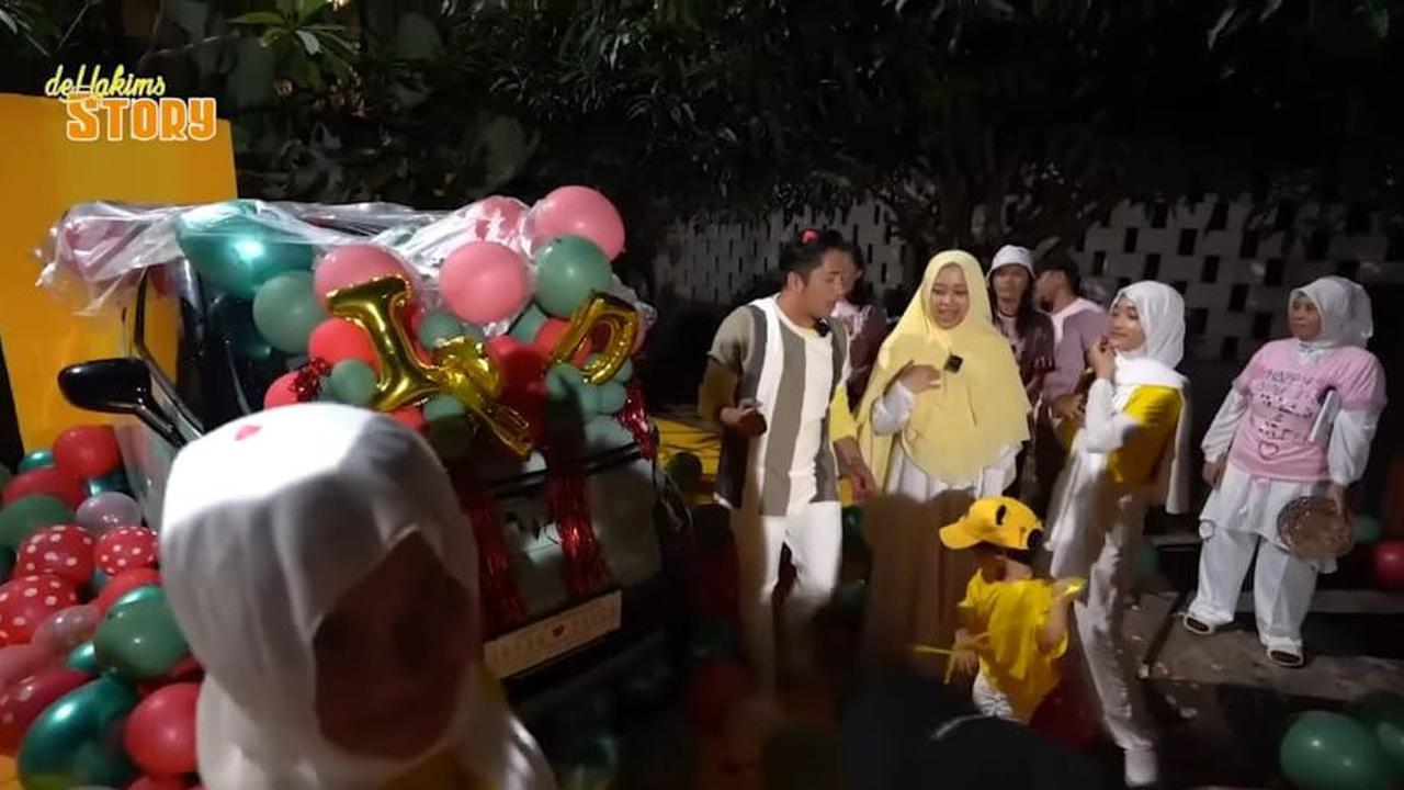 Irfan langsung meminta istrinya untuk masuk ke dalam mobilnya. Della amat bahagia.