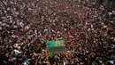 Umat Syiah Irak membawa peti jenazah saat memperingati wafatnya Imam Musa al-Kadhim di Kadhimiya, Irak (12/4). Musa al-Kadhim adalah putra dari Imam ke-6, Ja'far ash-Shadiq. (AFP Photo/Ahmad Al-Rubaye)