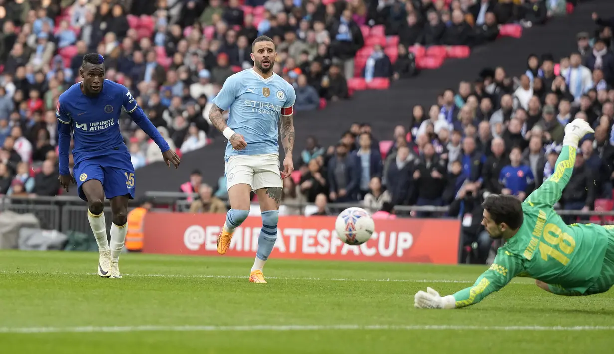 Kiper Manchester City, Stefan Ortega berhasil melakukan penyelamatan hasil tendangan striker Chelsea, Nicolas Jackson (kiri) pada laga semifinal Piala FA 2023/2024 di Wembley Stadium, London, Sabtu (20/4/2024). (AP Photo/Alastair Grant)